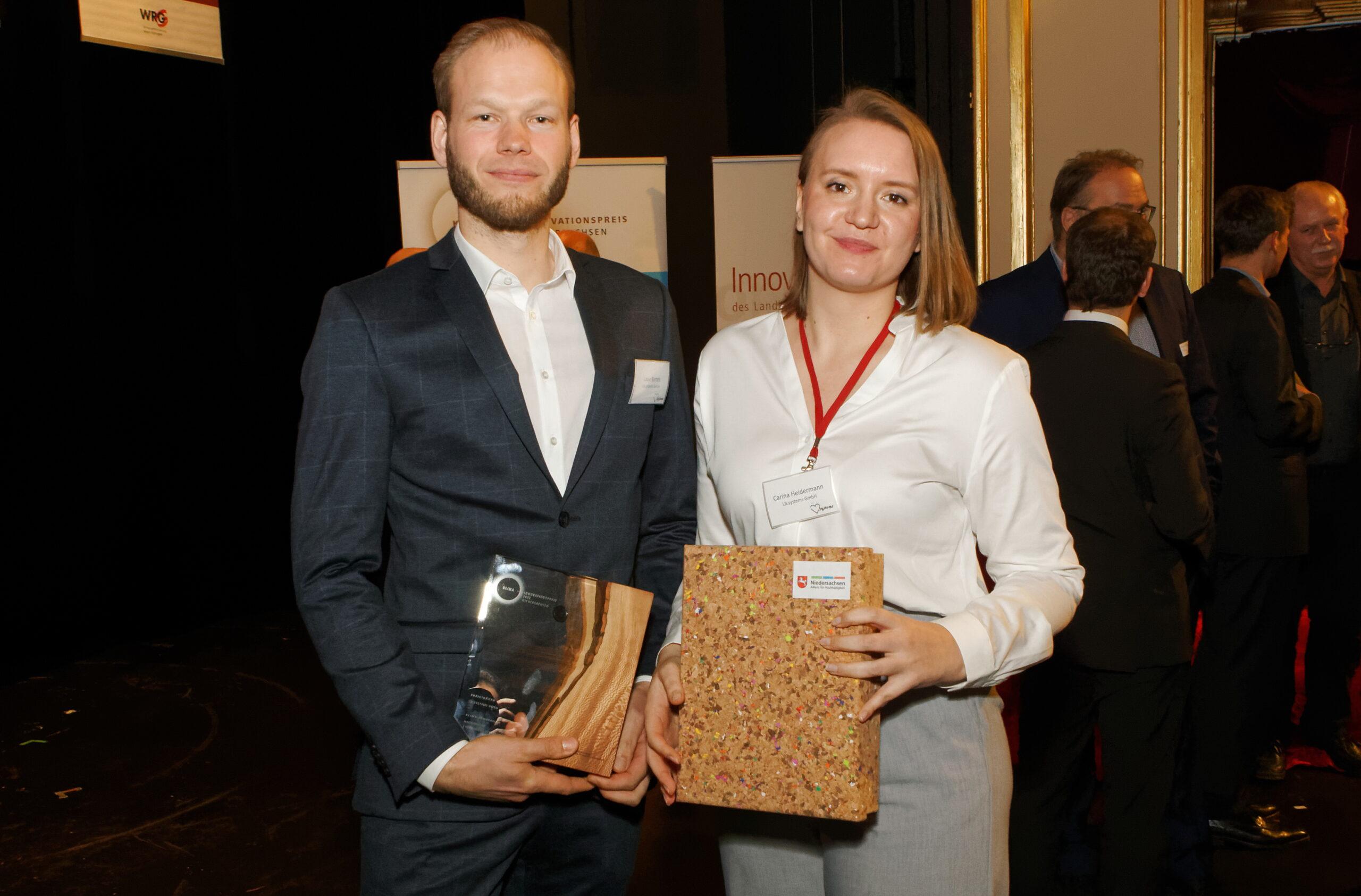 Carina Heidermann und Lasse Bartels nehmen den Klima-Innovationspreis 2022 entgegen.